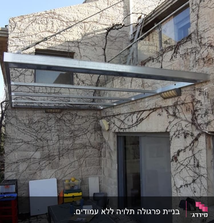 מסגרת מתכת מותקנת על קיר חיצוני של בית